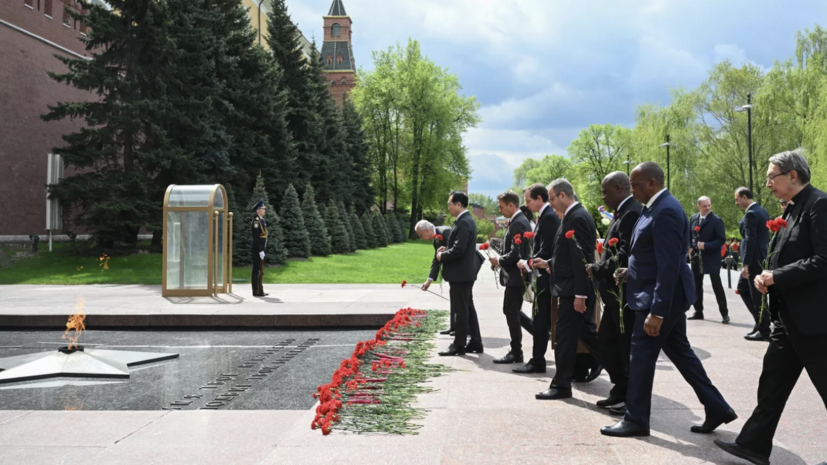 Более 150 дипломатов возложили венки к Могиле Неизвестного Солдата в Москве