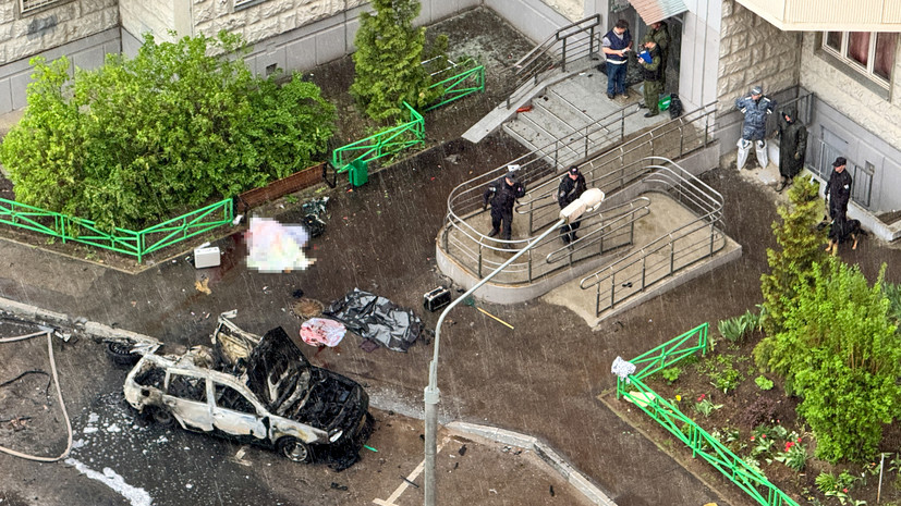 Люди приносят цветы к месту гибели генерал-лейтенанта Москалика в Балашихе