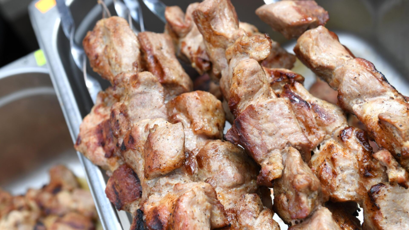 Специалист Чиркова посоветовала не есть шашлык на голодный желудок
