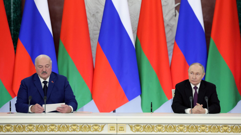 Путин и Лукашенко возложили венки в Зале воинской славы на Мамаевом кургане