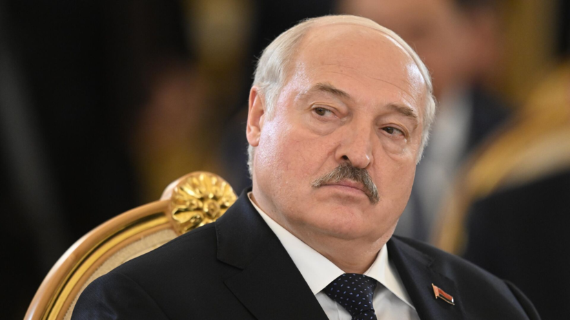 Лукашенко в Волгограде встретили регулировщицы из ретровзвода МВД