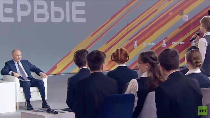 Подросток объяснил кавказским воспитанием отказ садиться при разговоре с Путиным