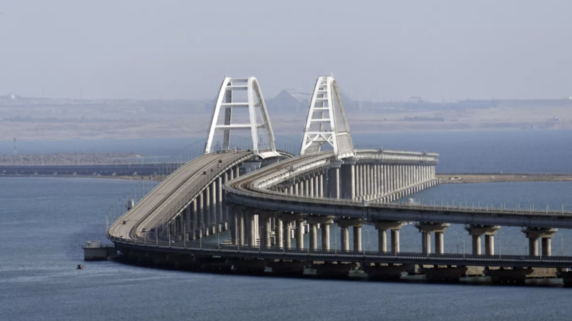 В РСТ объяснили огромную пробку на Крымском мосту резким ростом турпотока