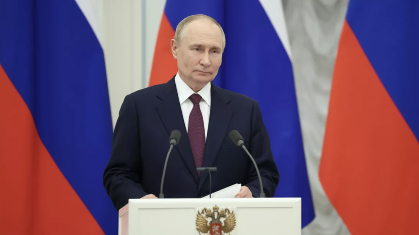 Путин показал свою квартиру, в которой заметили портрет Александра III и рояль