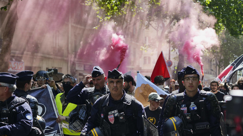 В Париже первомайская демонстрация обернулась стычкой манифестантов с полицией