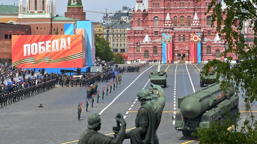«У власти на Украине сумасшедший»: в России высказались об угрозе Зеленского атаковать парад на 9 Мая в Москве