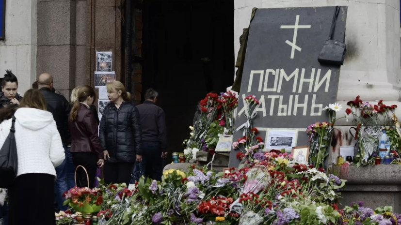Жители Одессы несут цветы к Дому профсоюзов в память о погибших в 2014 году