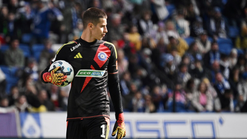 Вратаря «Оренбурга» унесли с поля на носилках во время матча РПЛ с «Локомотивом»