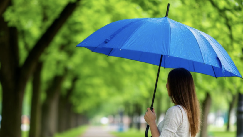Синоптик Позднякова посоветовала носить зонтик в длинные выходные в Москве