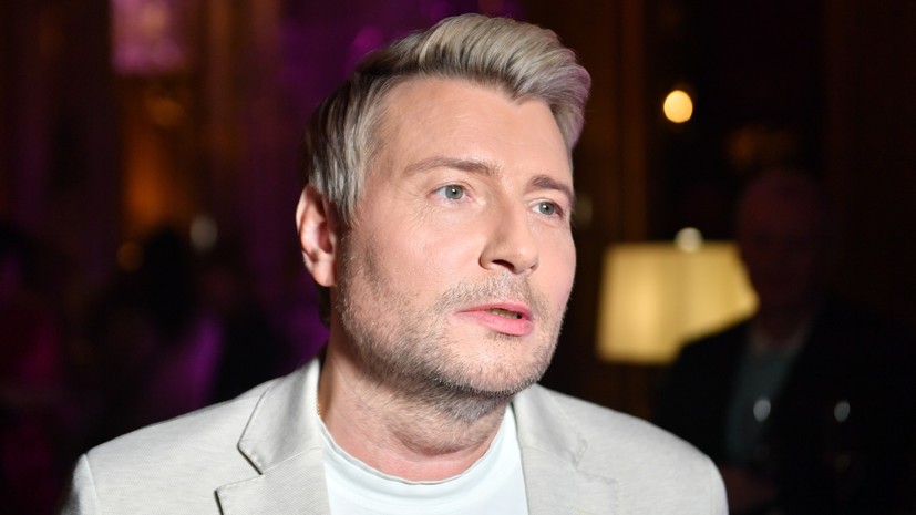 Басков уже шесть часов не может покинуть самолёт в Санкт-Петербурге