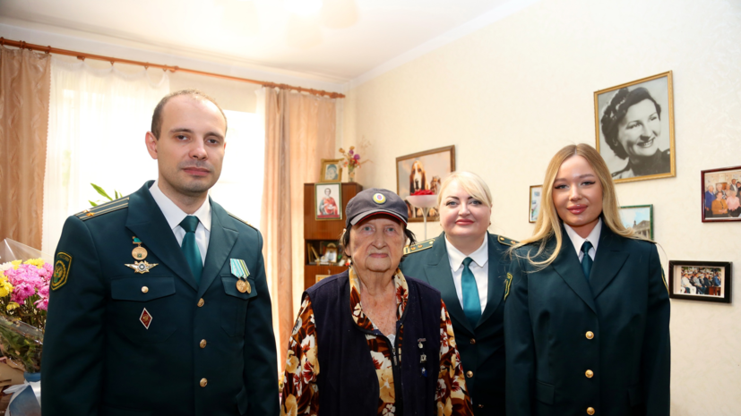 Таможенники в Калининграде поздравили ветеранов Великой Отечественной войны с Днём Победы