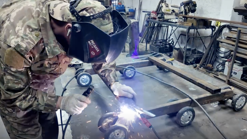 Военкор RT показал, как наземные роботы помогают бойцам на передовой