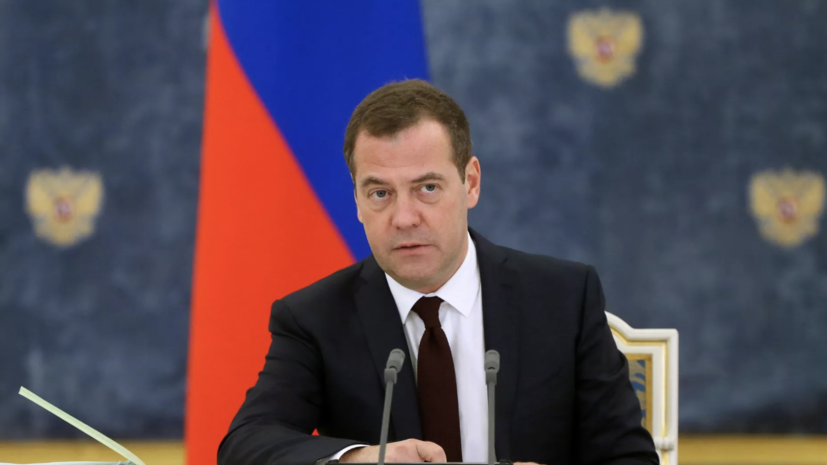 Медведев: не нужно делать «монстров» из всех покинувших Россию артистов