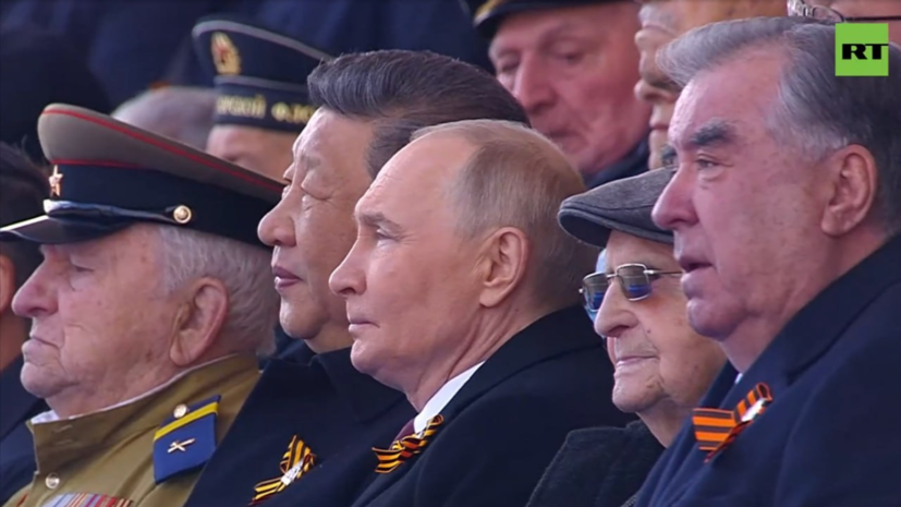 Путин и Си Цзиньпин рядом на трибуне смотрят парад Победы