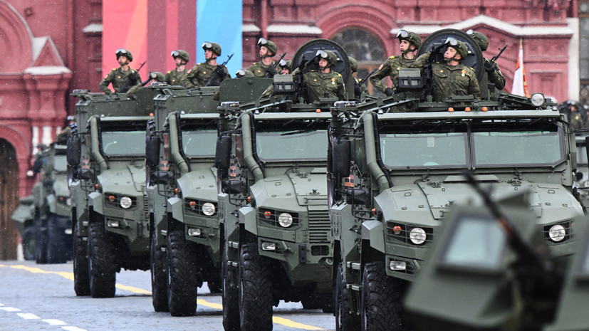 Парадные расчёты военной техники вышли на Красную площадь