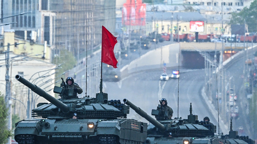 По Красной площади в рамках парада Победы проехали танки Т-72Б3М