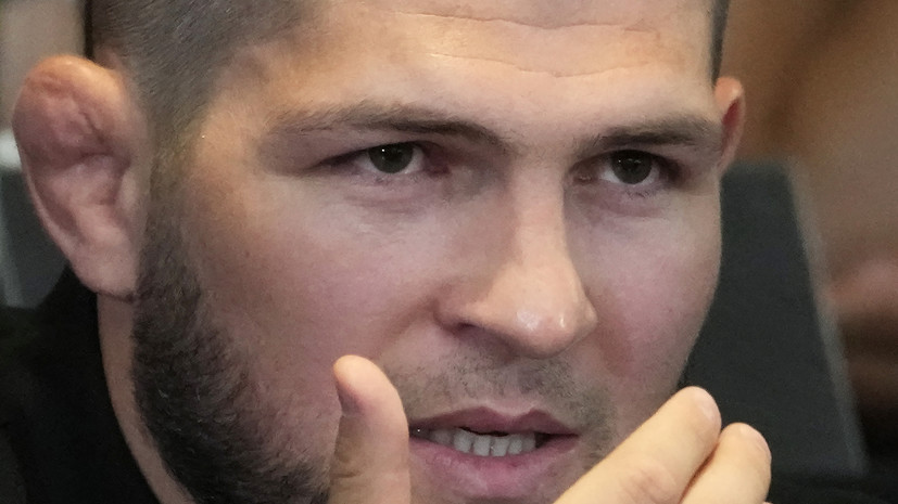 Махачев пошутил над Хабибом из-за его скандала в самолёте