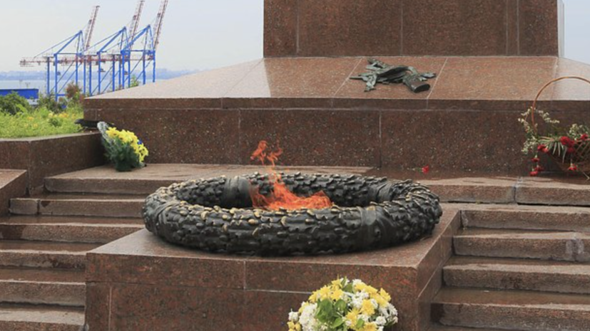 Жители Одессы почтили память Неизвестного матроса, возложив цветы к монументу