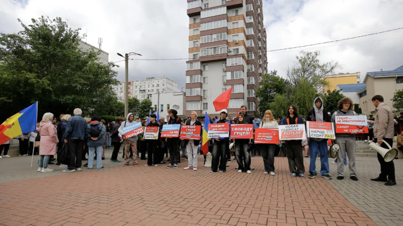 В Кишенёве проходят демонстрации у здания суда в поддержку Евгении Гуцул