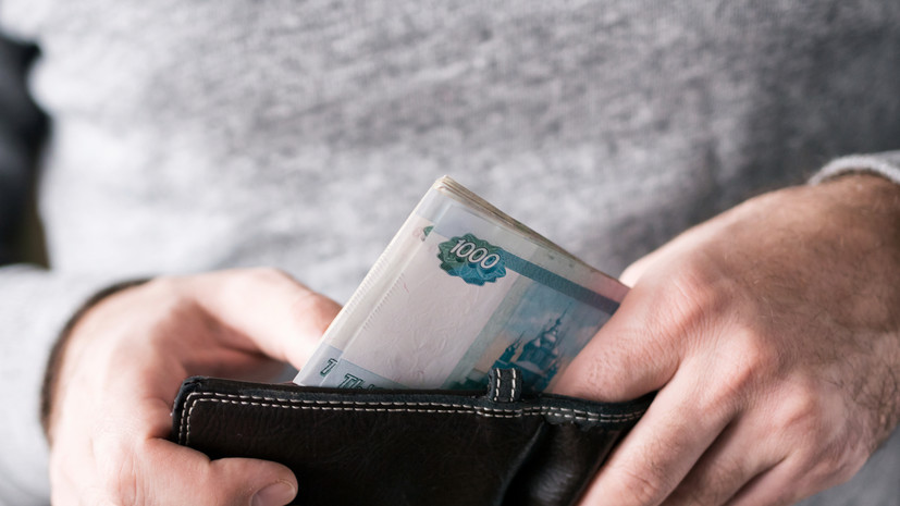 В Петербурге средняя зарплата в феврале составила 115 тысяч рублей
