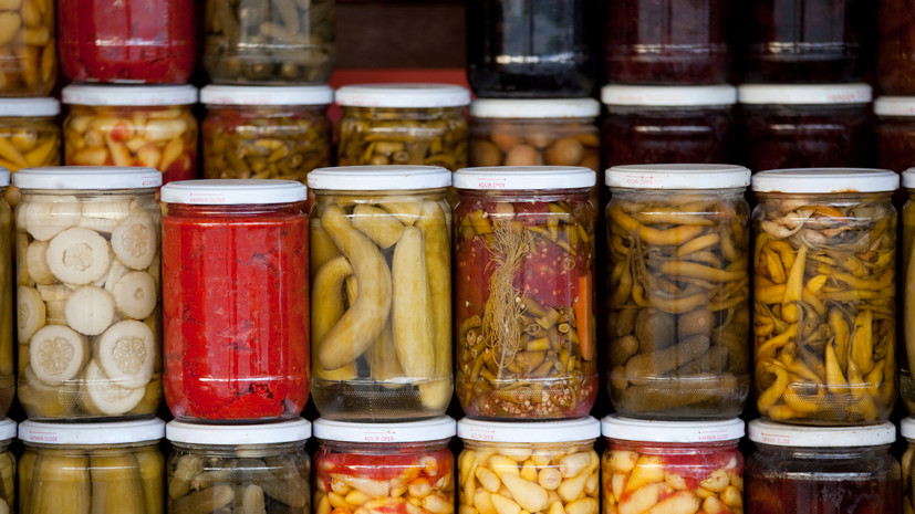 Диетолог Соломатина посоветовала отказаться от солений перед началом дачного сезона