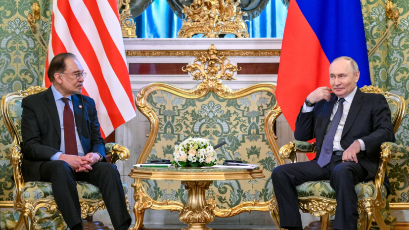Путин лично проводил премьера Малайзии Ибрагима до машины после встречи в Кремле