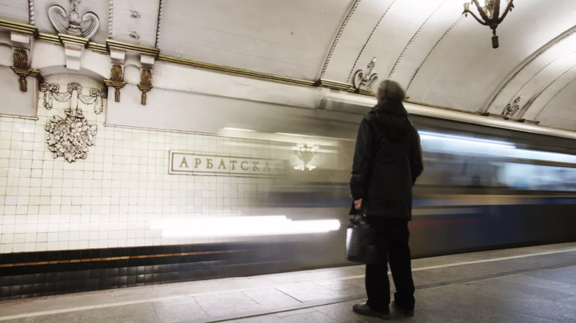 Станции «Кропоткинская» и «Арбатская» украсили в честь юбилея Московского метро