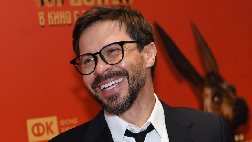 Актёр Деревянко сделал предложение своей девушке на поле стадиона «Динамо»