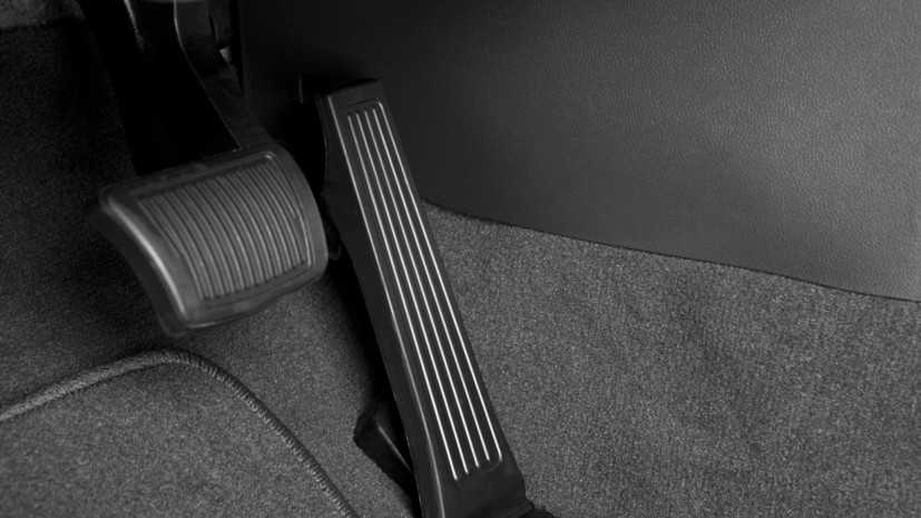 Автоэксперт Балашов назвал причины тугой педали тормоза