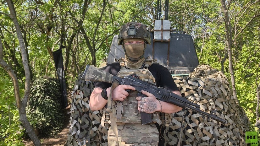 «Когда подпишут мир, я останусь в армии»: корреспондент RT поговорила с бойцами, штурмующими Часов Яр