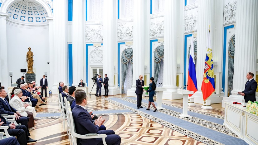 Путин присвоил закрывшей собой бойца медсестре звание Героя России
