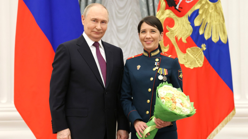 Путин обнял медсестру, которая спасла бойца СВО, закрыв его собой