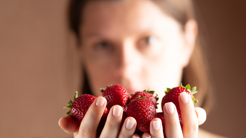 Врач назвала категории россиян, у которых может возникнуть аллергия на клубнику