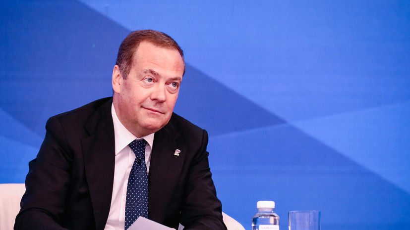 Медведев поздравил «Комсомольскую правду» со столетием