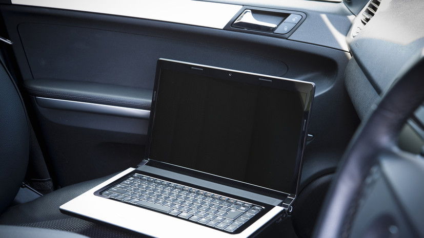 Автоэксперт Крюков посоветовал не оставлять электронику в машине летом