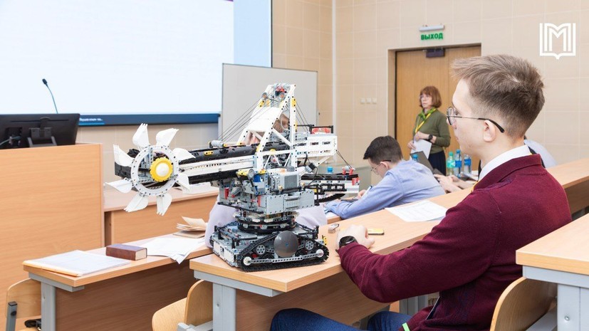 В Москве 5400 школьников получили награды на научно-практических конференциях