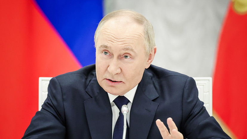 Путин: социальная политика России должна строиться вокруг интересов семьи