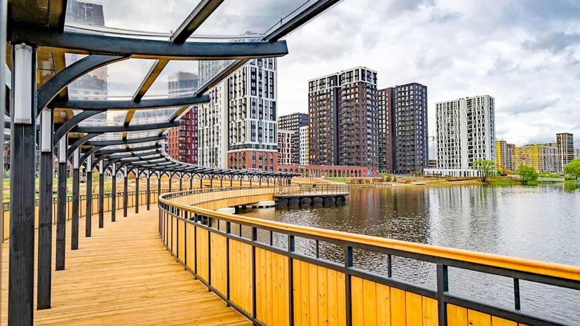 В столичном районе Коммунарка завершается строительство пешеходного моста