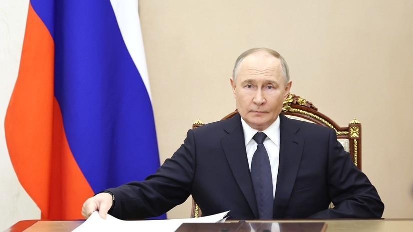 Путин не стал прерываться на телефонный звонок во время общения с семьями