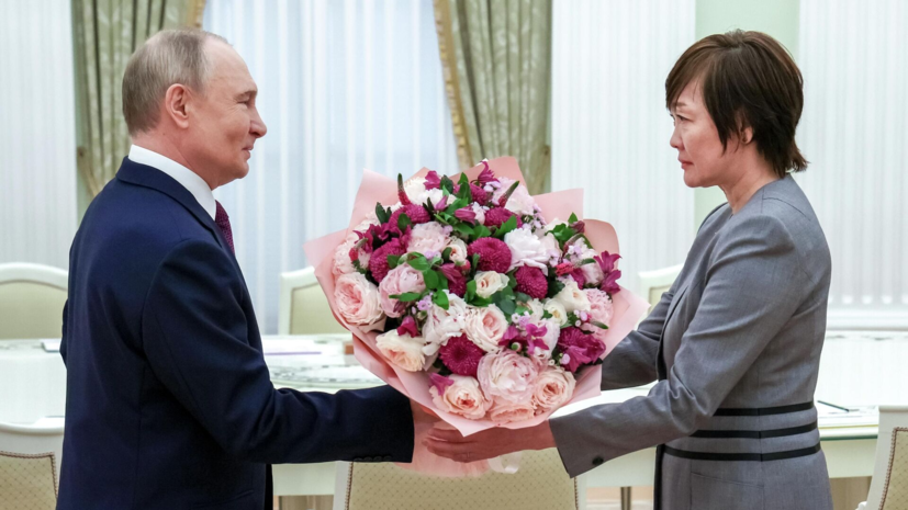 Встреча Путина и вдовы Абэ заняла первое место в газетах «Асахи» и «Иомиури»