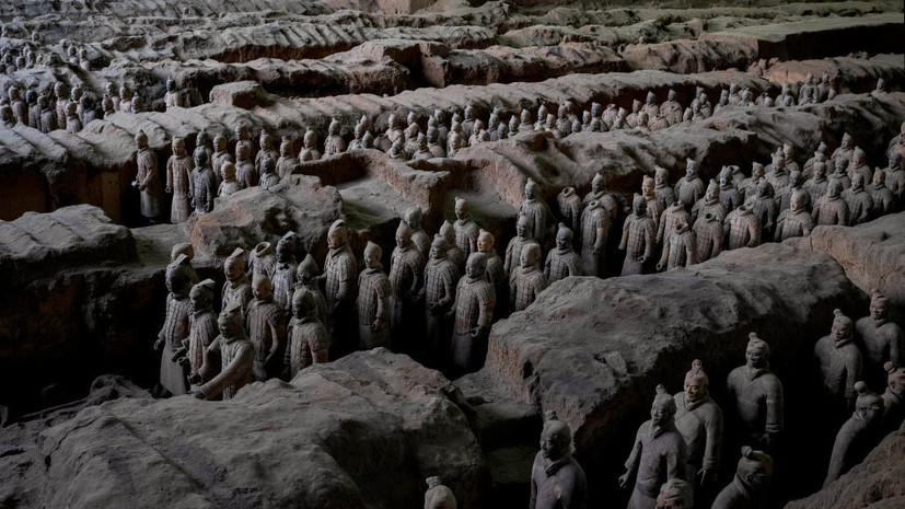 Невменяемый мужчина повредил воинов Терракотовой армии в Китае