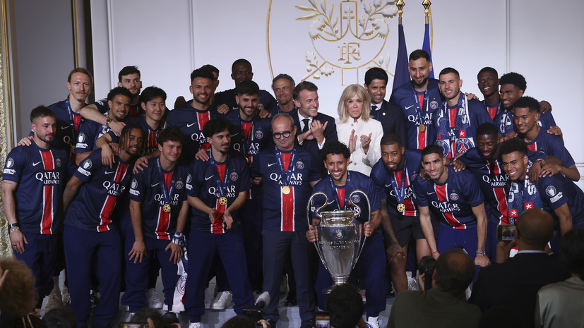 Макрон пожал руку Сафонову на приёме в честь победы ПСЖ в Лиге чемпионов