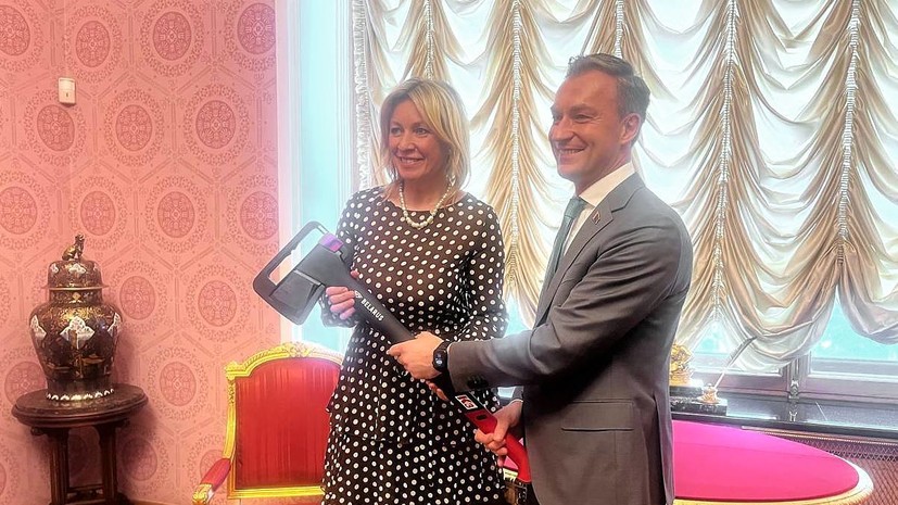 Захарова и Варанков договорились «рубить правду-матку» белорусским топором МТЗ