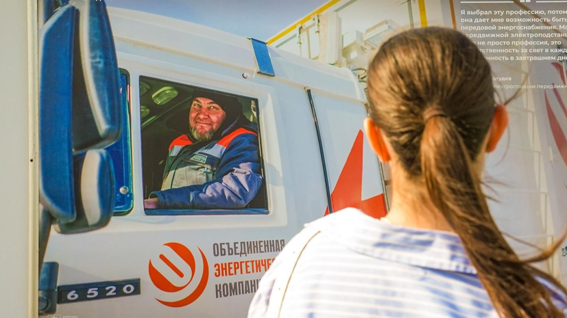 В двух парках Москвы открыли фотовыставку о профессионалах городских служб