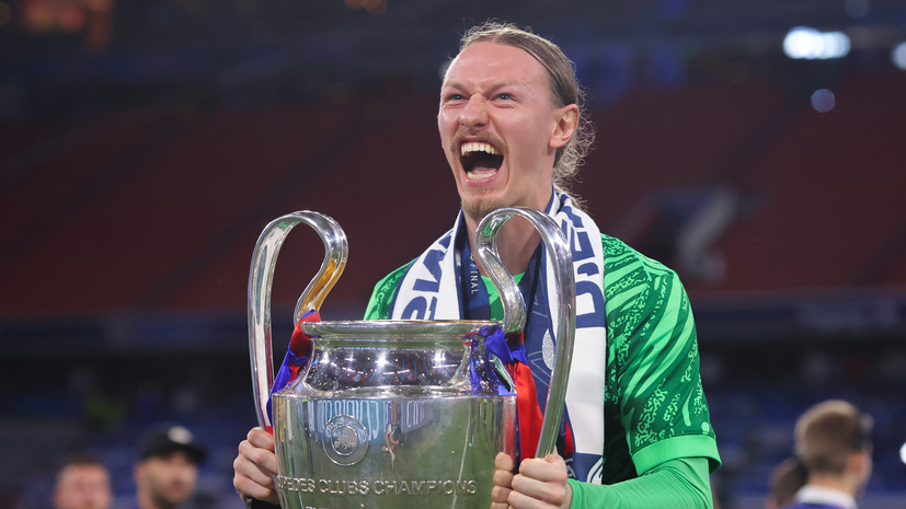 Сафонову вручили копию кубка Лиги чемпионов в аэропорту