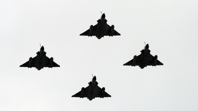 Истребители Mirage ВВС Франции нарисовали в небе над Чёрным морем трезубец