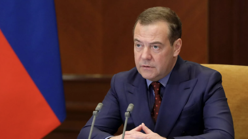 Медведев поддержал латвийского депутата, выступившего в сейме на русском языке
