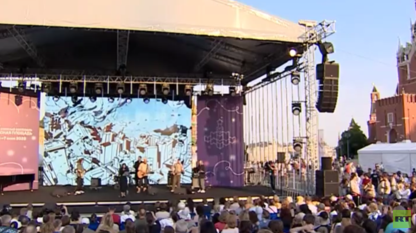 На поэтическом концерте в Москве объявили минуту молчания в память о тех, кто погиб за Россию