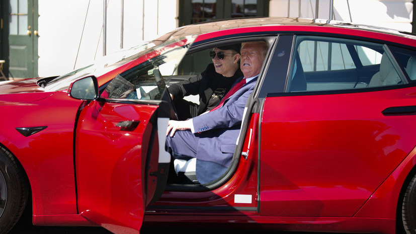 WSJ: Трамп планирует избавиться от своего красного автомобиля Tesla