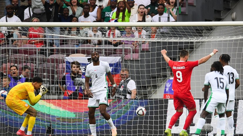 Сборная России обыгрывает команду Нигерии после первого тайма товарищеского матча